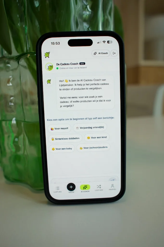 De AI Cadeau Coach op een iPhone toont het slimme chatscherm voor het zoeken van cadeautjes.