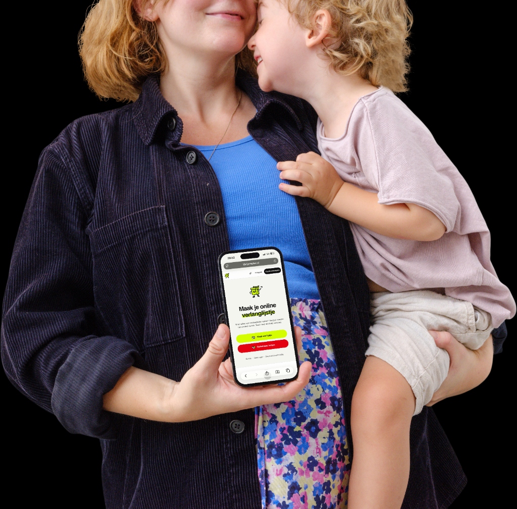 Een moeder met haar kind die Lijstjemaker.nl gebruikt op de telefoon